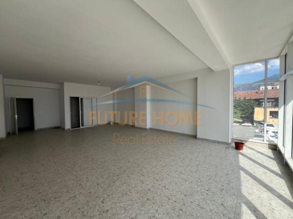 Tirane, jepet me qera ambjent biznesi Kati 1, 92 m² 920 € 