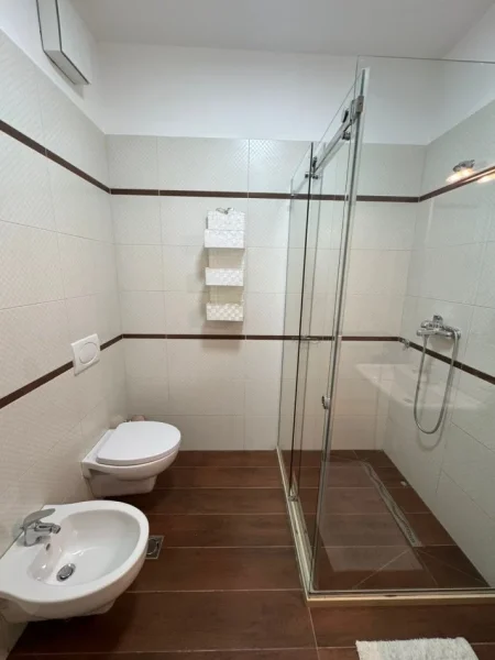 Tirane, jepet me qera apartament 2+1+Ballkon , 116 m² 1.000 € (Delijorgj)