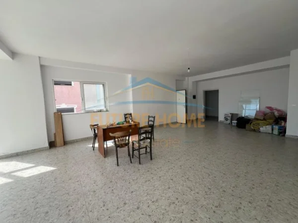 Tirane, jepet me qera ambjent biznesi Kati 1, 84 m² 850 € 