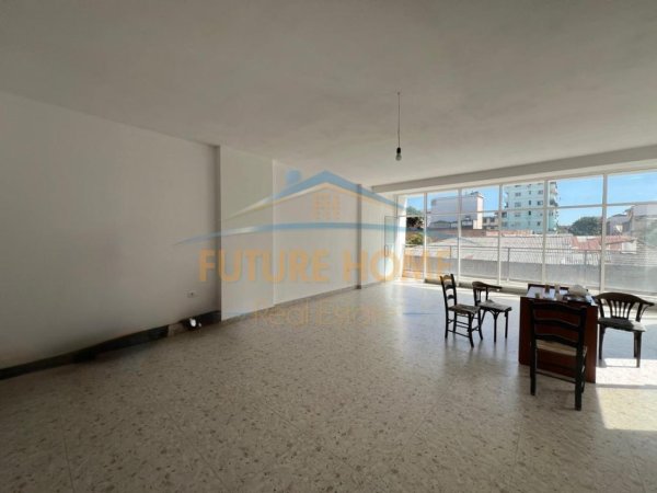 Tirane, jepet me qera ambjent biznesi Kati 1, 84 m² 850 € 