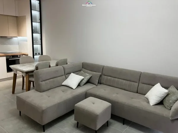 Tirane, jepet me qera apartament 2+1+Ballkon Kati 4, 106 m² 650 € (nexho konomi)