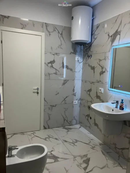 Tirane, jepet me qera apartament 2+1+Ballkon Kati 4, 106 m² 650 € (nexho konomi)
