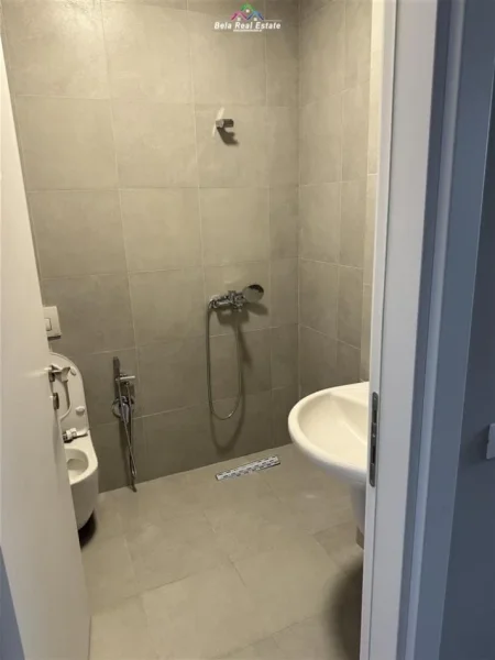 Tirane, jepet me qera apartament 2+1 Kati 3, 100 m² 750 € (21 dhjetori)