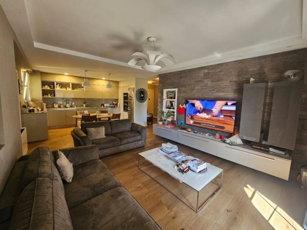 Tirane, shitet apartament 3+1+Ballkon Kati 9, 150 m²