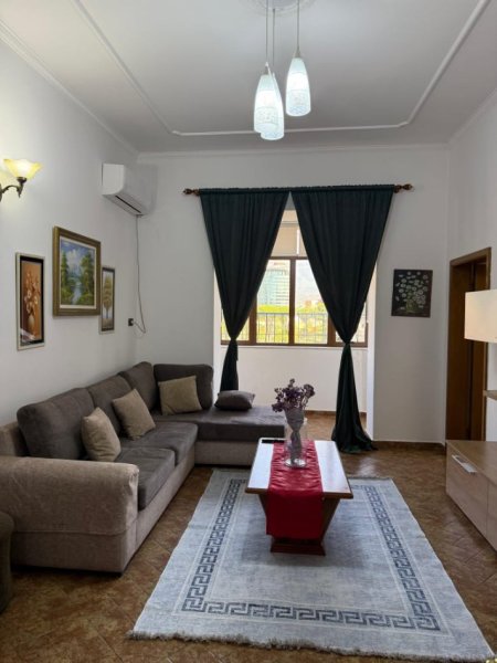 Tirane, jepet me qera apartament 1+1+Ballkon Kati 5, 60 m² 600 € (Bllok , pallatet agimi)