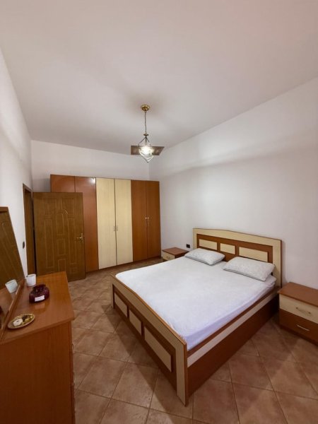 Tirane, jepet me qera apartament 1+1+Ballkon Kati 5, 60 m² 600 € (Bllok , pallatet agimi)