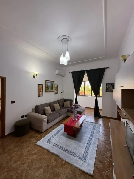 Tirane, jepet me qera apartament 1+1+Ballkon Kati 5, 60 m² 600 € (Bllok , pallatet agimi)