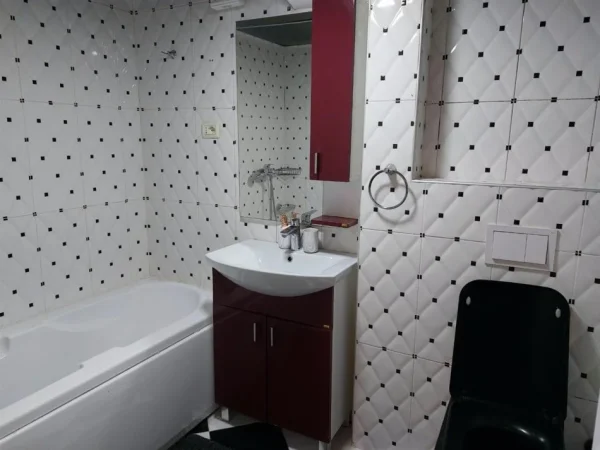 Tirane, jepet me qera apartament 2+1+Ballkon Kati 5, 75 m² 690 € (SHALLVARET)