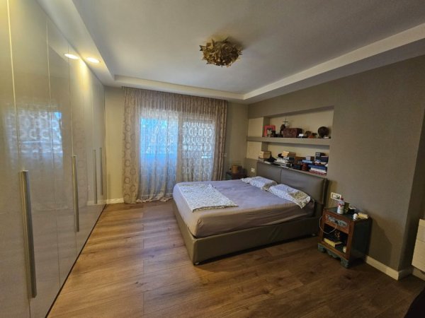 Tirane, shitet apartament 3+1+Ballkon Kati 9, 150 m²