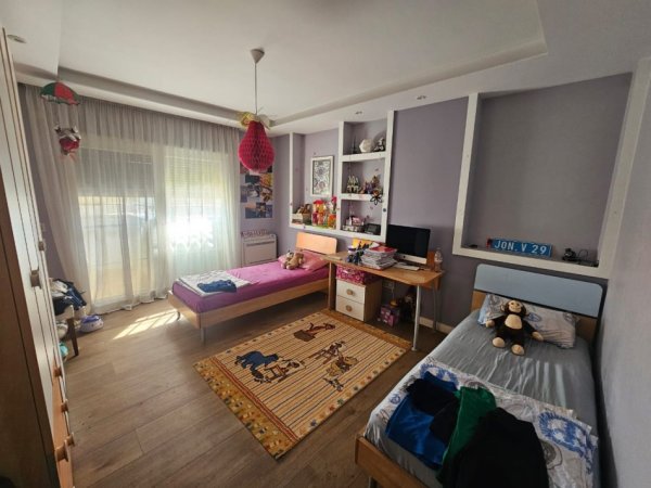 Tirane, shitet apartament 3+1+Ballkon Kati 9, 150 m²
