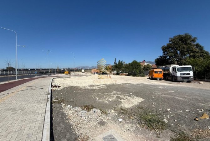 Tirane, jepet me qera toke , 800 m² (Rruga Iliria)