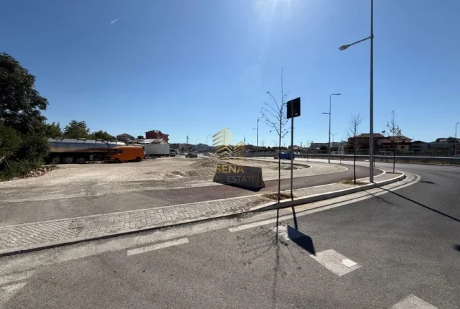 Tirane, jepet me qera toke , 800 m², 1000 Euro (Laprake)