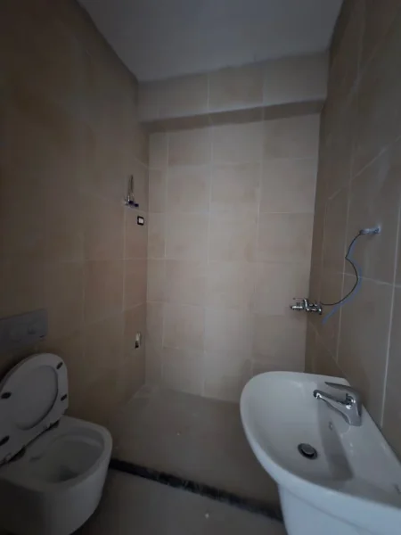 Tirane, shitet garsoniere , 50 m² 84.000 € (GOLDEN PARK 4) prane Rruges se Kavajes