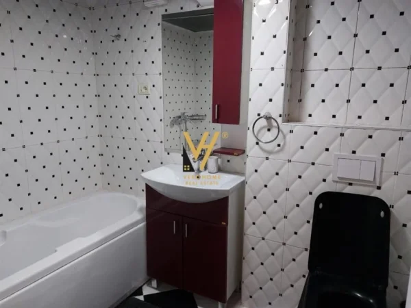 Tirane, jepet me qera apartament 2+1+Ballkon Kati 5, 75 m² 690 € (SHALLVARET)