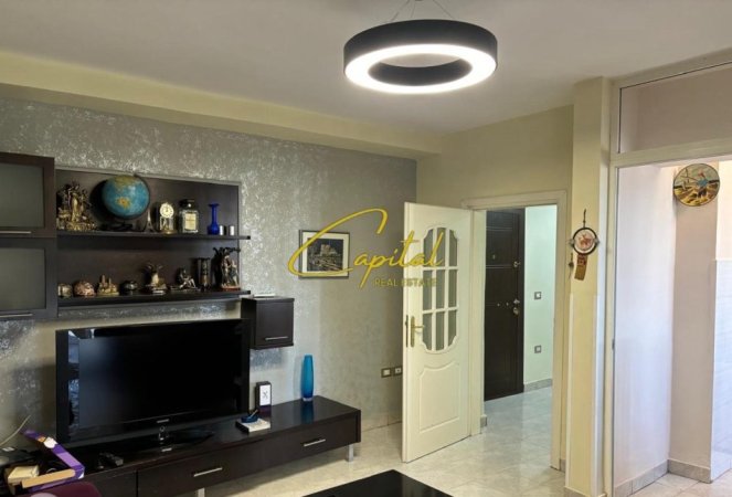 Tirane, jepet me qera apartament 1+1 Kati 5, 70 m² 620 € (QENDER)