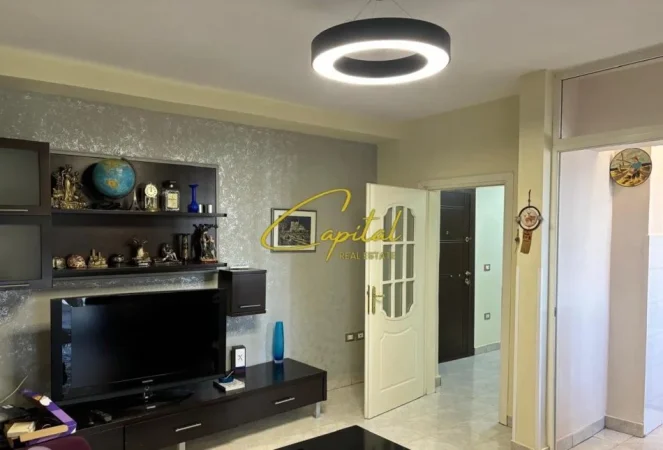 Tirane, jepet me qera apartament 1+1 Kati 5, 70 m² 620 € (QENDER)