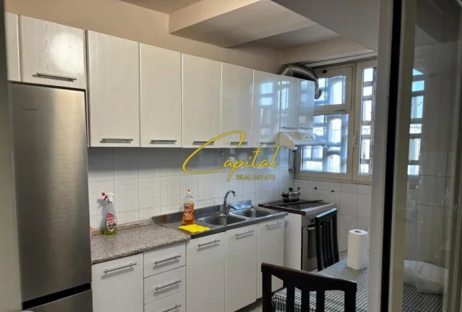 Tirane, jepet me qera apartament 1+1 Kati 5, 70 m² 620 € (QENDER)