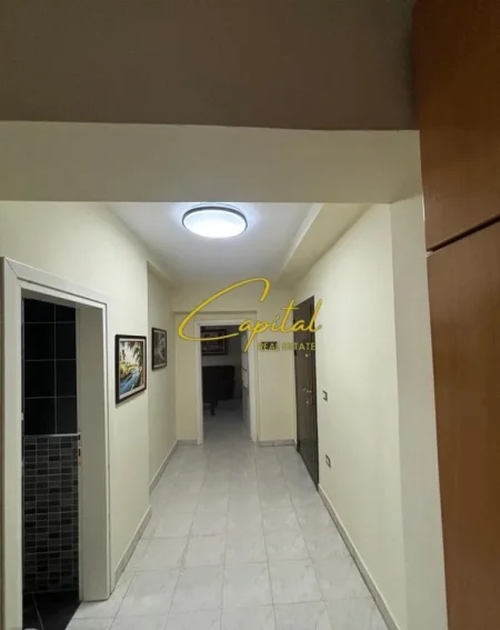 Tirane, jepet me qera apartament 1+1 Kati 5, 70 m² 620 € (QENDER)