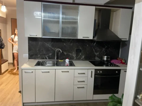 Tirane, jepet me qera apartament 2+1+Ballkon Kati 4, 63 m² 580 € (don bosko)