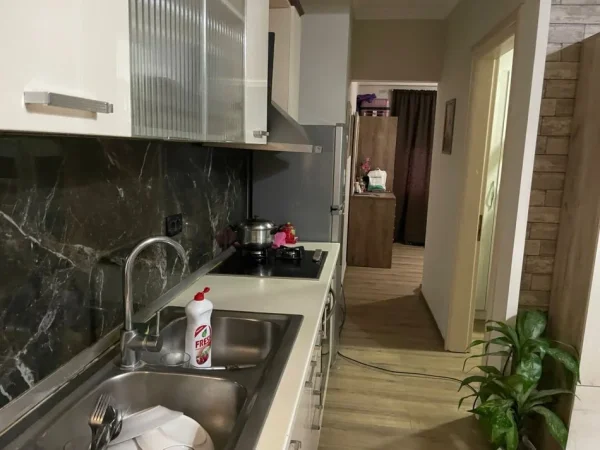 Tirane, jepet me qera apartament 2+1+Ballkon Kati 4, 63 m² 580 € (don bosko)