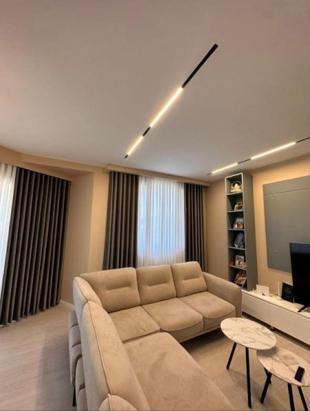 Tirane, jepet me qera apartament 2+1+Ballkon Kati 2, 117 m² 800 € (River Residence)