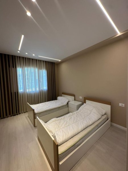 Tirane, jepet me qera apartament 2+1+Ballkon Kati 2, 117 m² 800 € (River Residence)