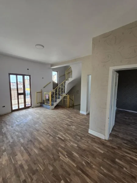 Tirane, jepet me qera VILË ME QIRA | PRANË SHKOLLËS SË BASHKUAR – TIRANË📍, 450 m² 1.700 €