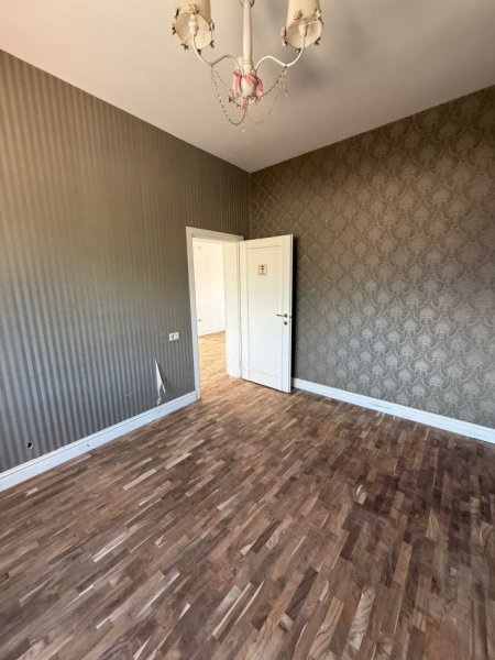 Tirane, jepet me qera VILË ME QIRA | PRANË SHKOLLËS SË BASHKUAR – TIRANË📍, 450 m² 1.700 €