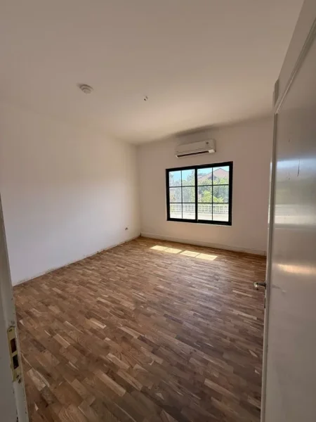Tirane, jepet me qera VILË ME QIRA | PRANË SHKOLLËS SË BASHKUAR – TIRANË📍, 450 m² 1.700 €
