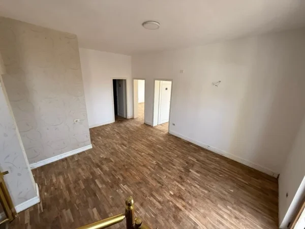 Tirane, jepet me qera VILË ME QIRA | PRANË SHKOLLËS SË BASHKUAR – TIRANË📍, 450 m² 1.700 €