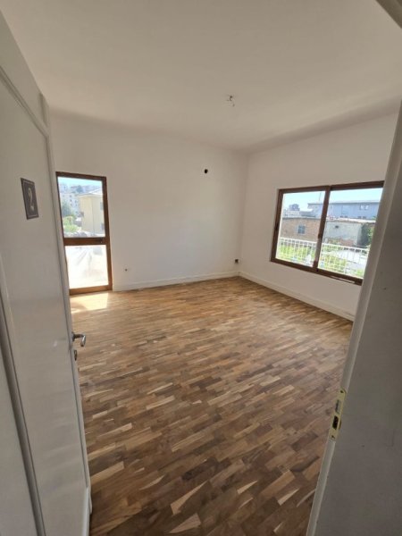 Tirane, jepet me qera VILË ME QIRA | PRANË SHKOLLËS SË BASHKUAR – TIRANË📍, 450 m² 1.700 €