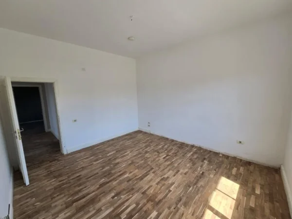 Tirane, jepet me qera VILË ME QIRA | PRANË SHKOLLËS SË BASHKUAR – TIRANË📍, 450 m² 1.700 €