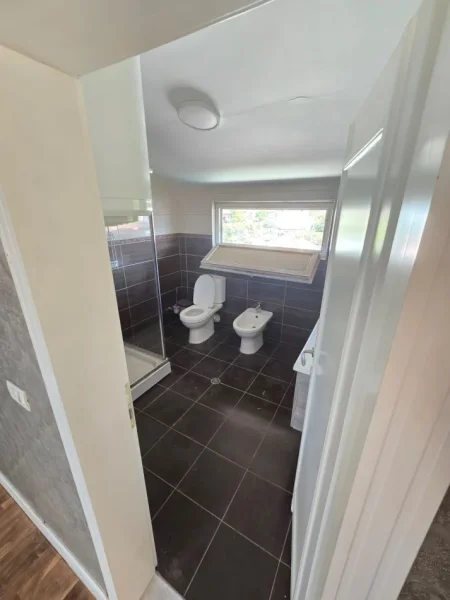 Tirane, jepet me qera VILË ME QIRA | PRANË SHKOLLËS SË BASHKUAR – TIRANË📍, 450 m² 1.700 €