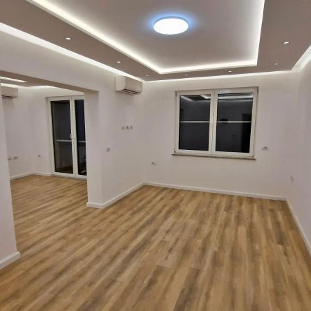 Tirane, jepet me qera zyre Kati 2, 121 m² 900 € (Kafe Flora)