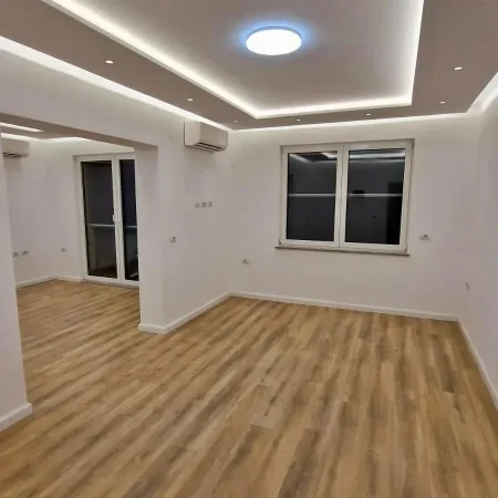 Tirane, jepet me qera zyre Kati 2, 121 m² 900 € (Kafe Flora)