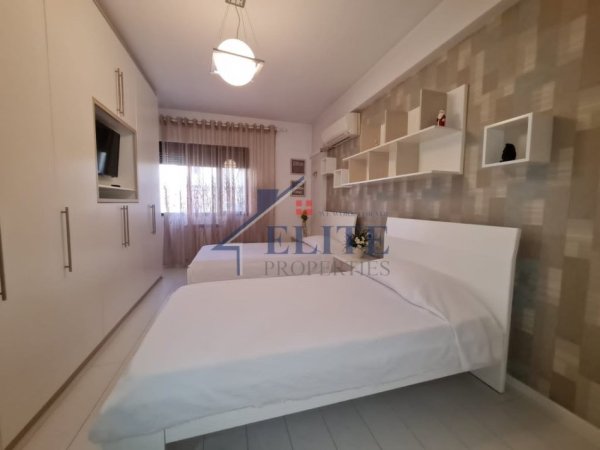 Tirane, jepet me qera apartament 2+1+Ballkon Kati 5, 120 m² 900 € 