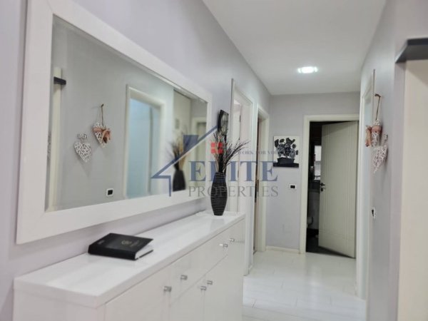 Tirane, jepet me qera apartament 2+1+Ballkon Kati 5, 120 m² 900 € 