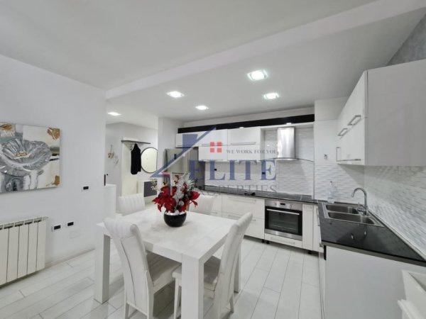Tirane, jepet me qera apartament 2+1+Ballkon Kati 5, 120 m² 900 € 