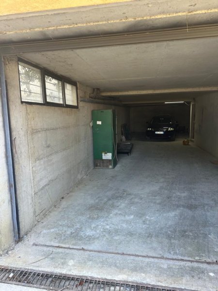 Tirane, jepet me qera magazine , 180 m² 400 € (Kombinat)