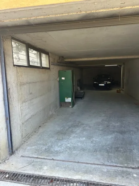 Tirane, jepet me qera magazine , 180 m² 400 € (Kombinat)