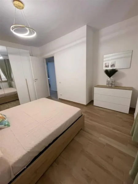 Tirane, jepet me qera apartament 2+1 Kati 2, 110 m² 1.100 € (LIQENI ARTIFICIAL)