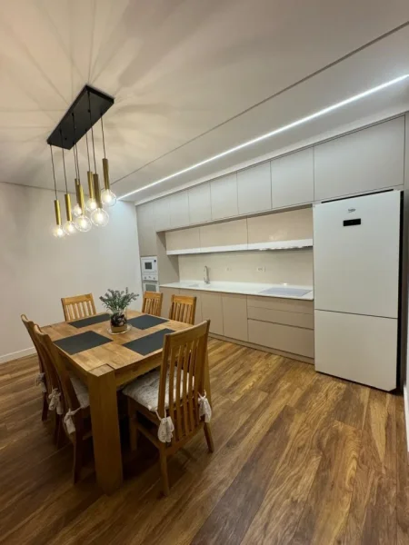 Tirane, jepet me qera apartament  2+1 , 137 m² 2.500 € ne Bllok