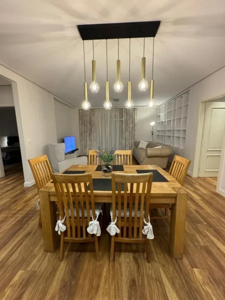 Tirane, jepet me qera apartament  2+1 , 137 m² 2.500 € ne Bllok