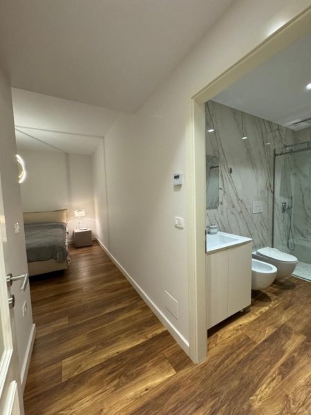 Tirane, jepet me qera apartament  2+1 , 137 m² 2.500 € ne Bllok