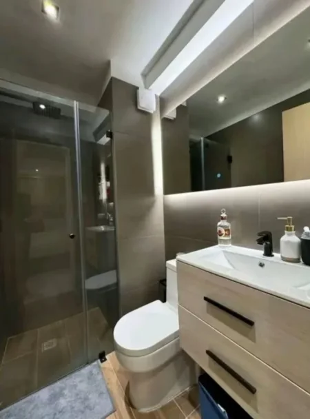 Tirane, jepet me qera apartament 2+1 Kati 8, 120 m² 1.200 € (LIQENI ARTIFICIAL)