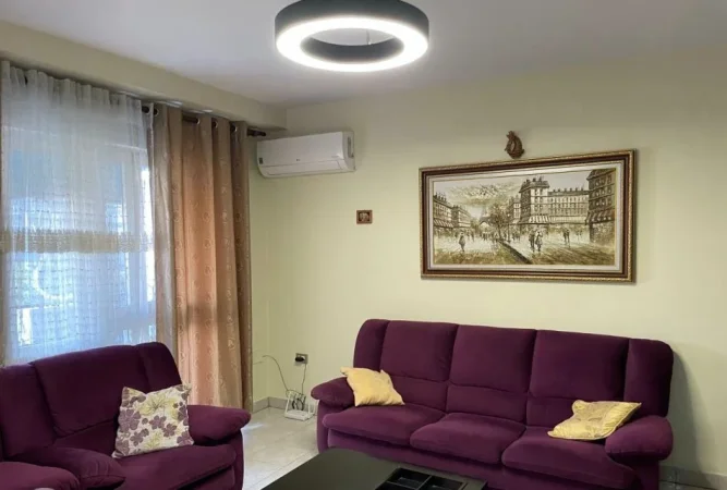 Tirane, jepet me qera apartament 1+1+Ballkon Kati 5, 70 m² 620 € (QENDER)