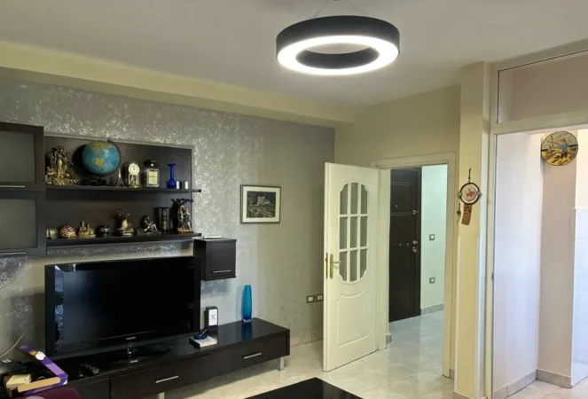 Tirane, jepet me qera apartament 1+1+Ballkon Kati 5, 70 m² 620 € (QENDER)