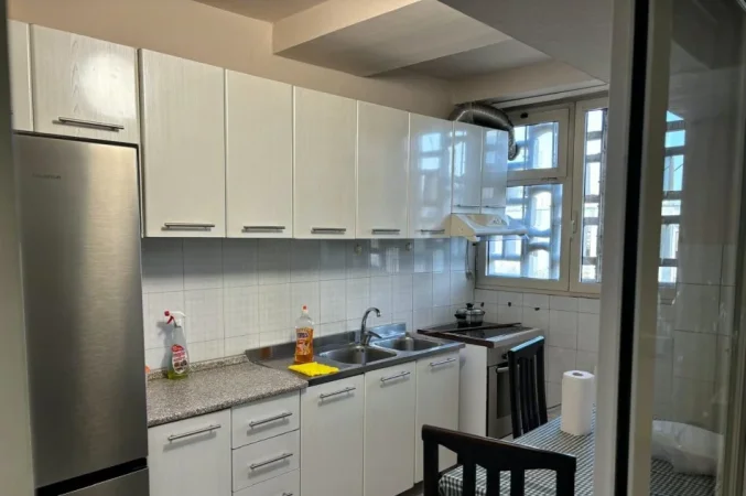 Tirane, jepet me qera apartament 1+1+Ballkon Kati 5, 70 m² 620 € (QENDER)