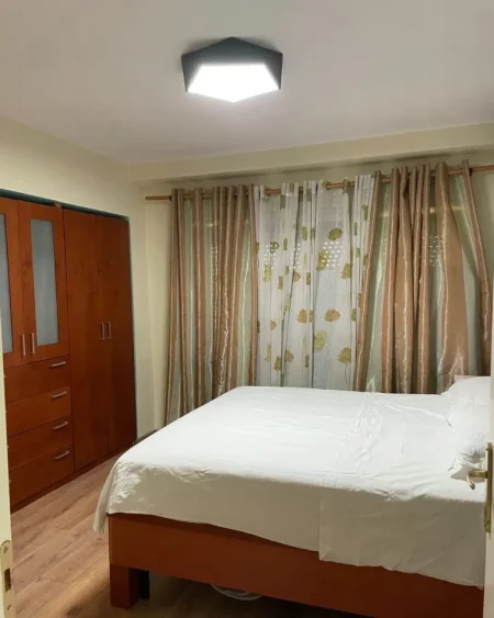 Tirane, jepet me qera apartament 1+1+Ballkon Kati 5, 70 m² 620 € (QENDER)