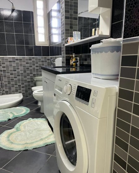 Tirane, jepet me qera apartament 1+1+Ballkon Kati 5, 70 m² 620 € (QENDER)